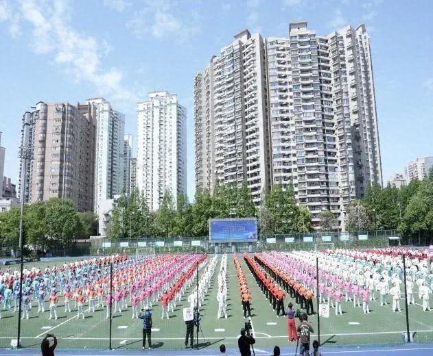 卢湾体育场缘何五彩斑斓?“练功十八法”千人大会操举行_新浪财经_新浪网