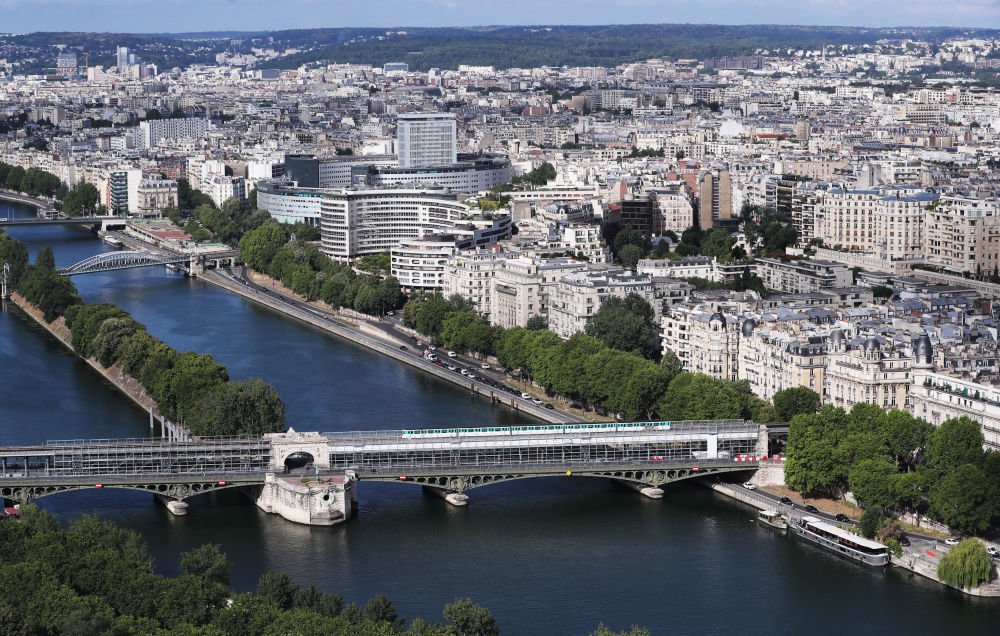 这是法国巴黎塞纳河和城市景观（2020年6月18日摄）。新华社记者高静摄