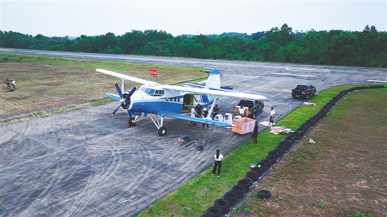 4月24日，无人机将海南虾苗送往广东珠海。受访者供图