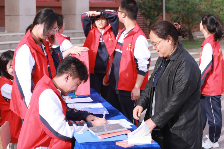 西安思源中学组织爱心捐赠活动