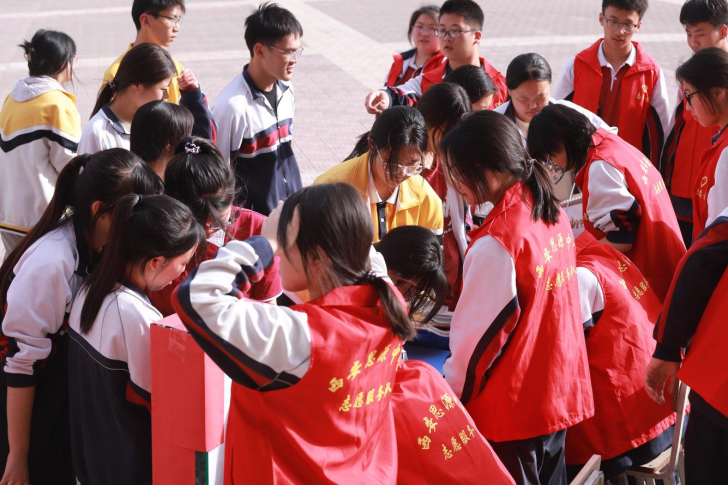 西安思源中学组织爱心捐赠活动