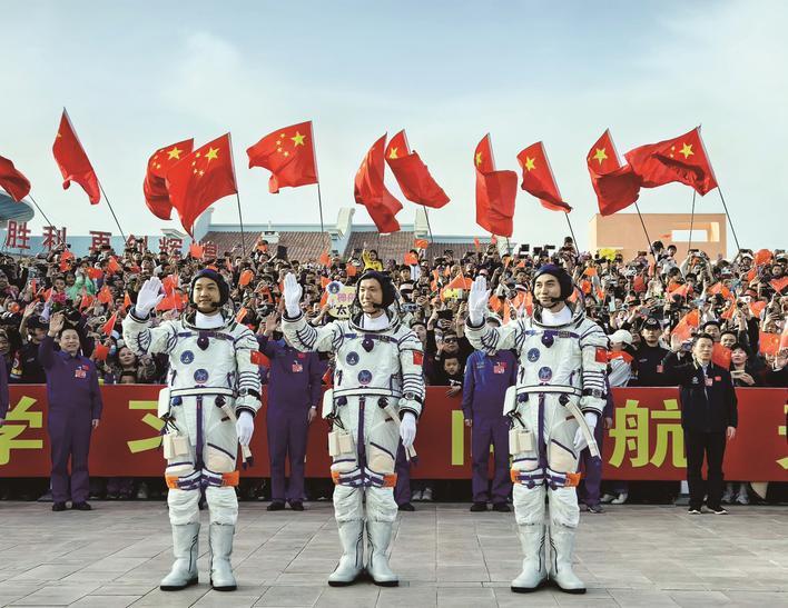 图为航天员叶光富（右）、李聪（中）、李广苏在出征仪式上。 新华社发