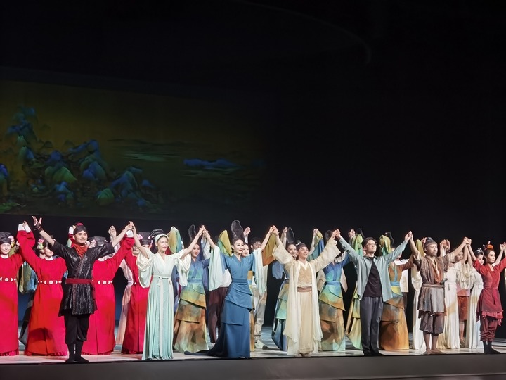 一天演出超1300场,舞台经济的"燃点"要从台下找