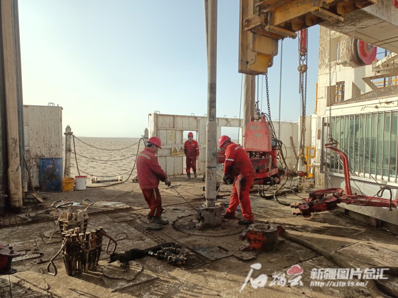 4月22日，中国石油集团西部钻探工程有限公司巴州分公司XD80603钻井队队员工在哈得293井进行起下钻作业。李涛摄