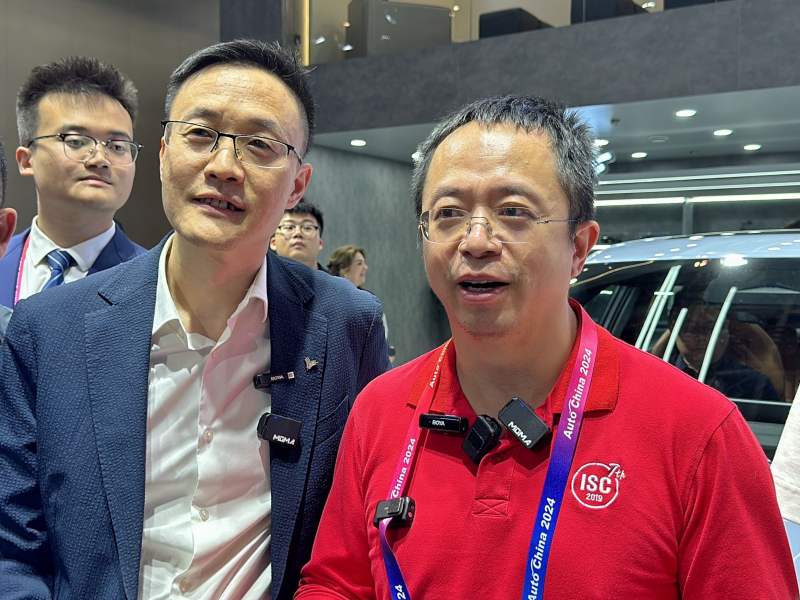 360公司创始人、董事长周鸿祎（右一）分享了近几天他乘坐国产新能源智能网联汽车的体验。新京报记者 裴剑飞 摄