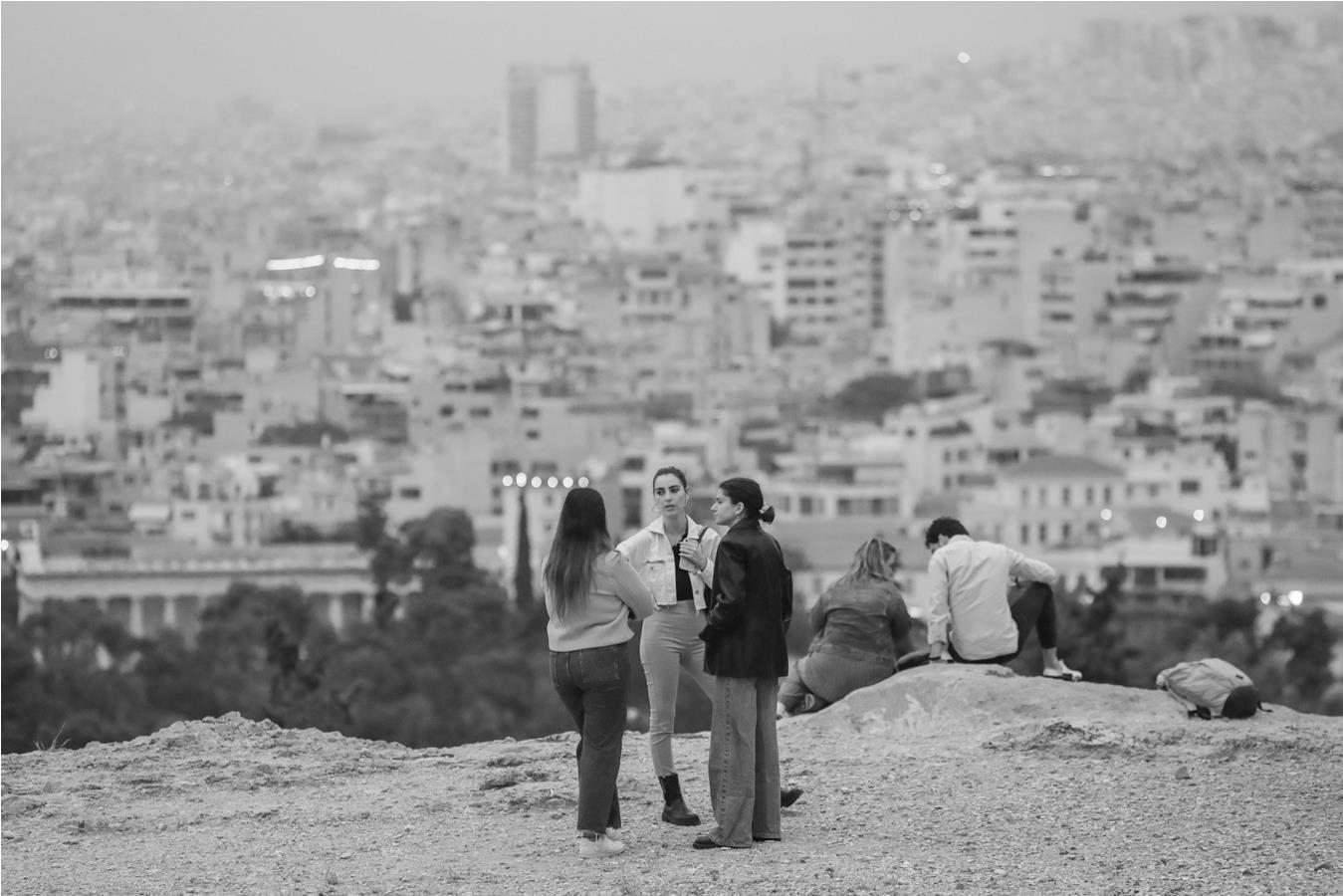 上图：4月23日，人们在沙尘笼罩的希腊雅典卫城游览。