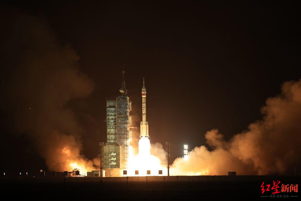 搭载神舟十八号载人飞船的长征二号f遥十八运载火箭在酒泉卫星发射