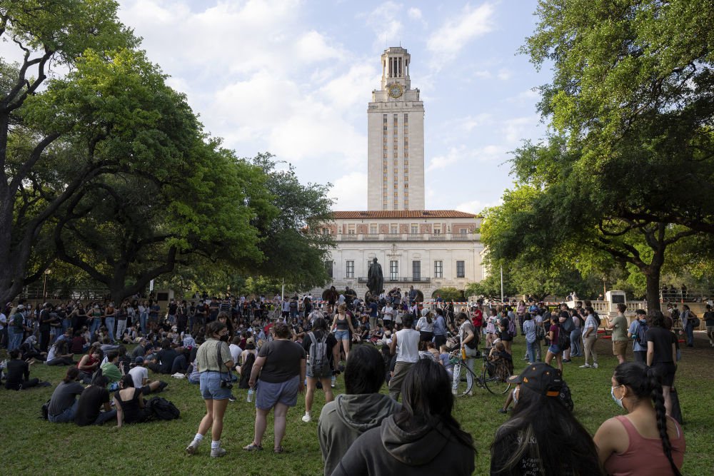 4月24日，人们在美国得克萨斯大学奥斯汀分校校园里举行集会。新华社发（克里斯托弗·达维拉摄）