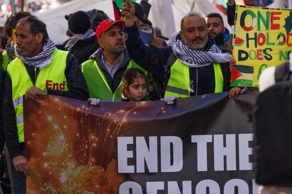 1月13日，在美国首都华盛顿，人们参加声援巴勒斯坦的集会游行活动。新华社发（亚伦摄）