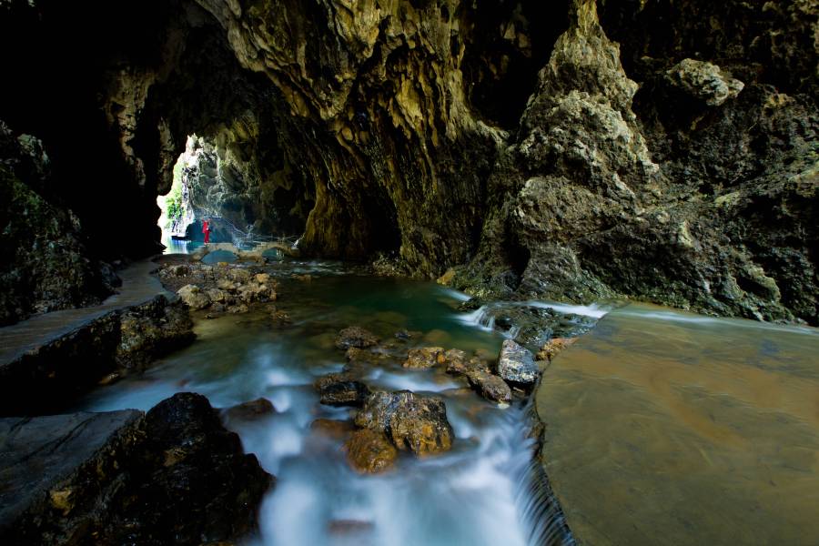 红果树溶洞美景