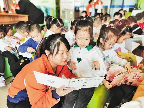 4月23日，衡水市图书馆开展“童享同阅 溢满书香”活动。 路晓燕摄