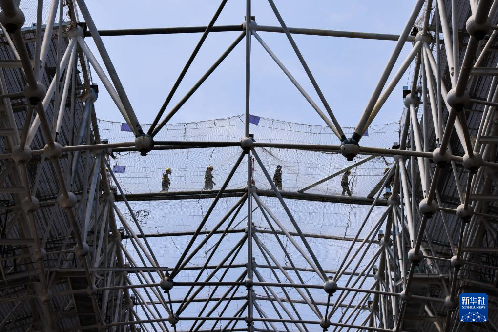 4月26日，建设者行走在广州白云机场T3航站楼钢结构上。新华社记者 刘大伟 摄