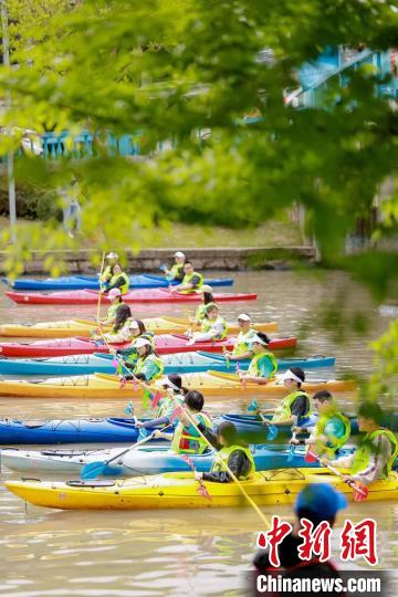 4月27日，2024年金桥碧云皮划艇友谊赛在张家浜河金桥段举办，选手们正预备出发。(金桥镇供图)