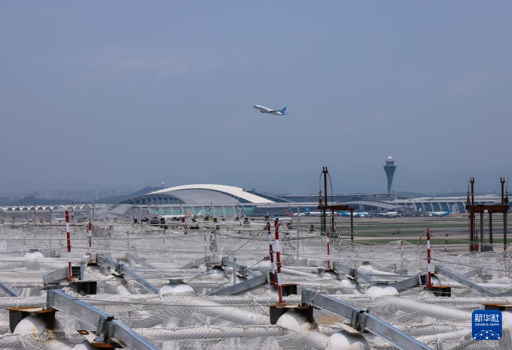 4月26日，从广州白云机场T3航站楼钢结构屋顶拍摄到一架正在起飞的飞机。新华社记者 刘大伟 摄