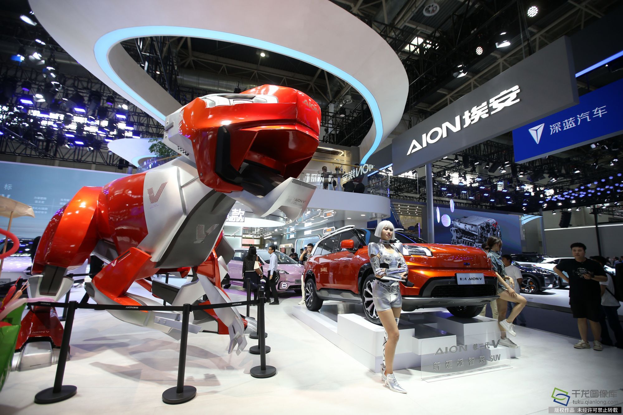 图为4月26日,参观者在北京车展现场参观.千龙网记者 陈健男摄