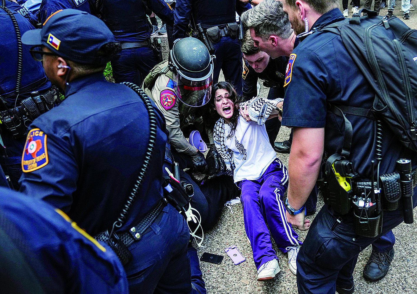 美国得克萨斯大学，示威者与警察发生冲突。 新华社发