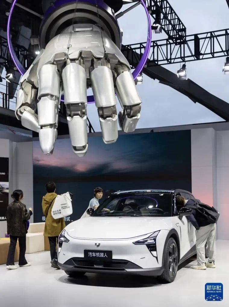 人们在世界设计之都大会上参观极越汽车（2023年9月30日摄）。新华社记者 王翔 摄