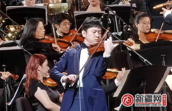 中央音乐学院小提琴教授刘霄演奏的小提琴曲目《永远的石榴花》赢得观众阵阵唱彩
