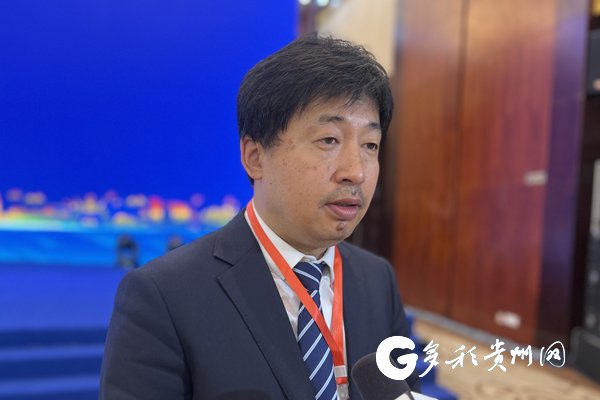 “中国天眼”总工程师姜鹏接受记者采访