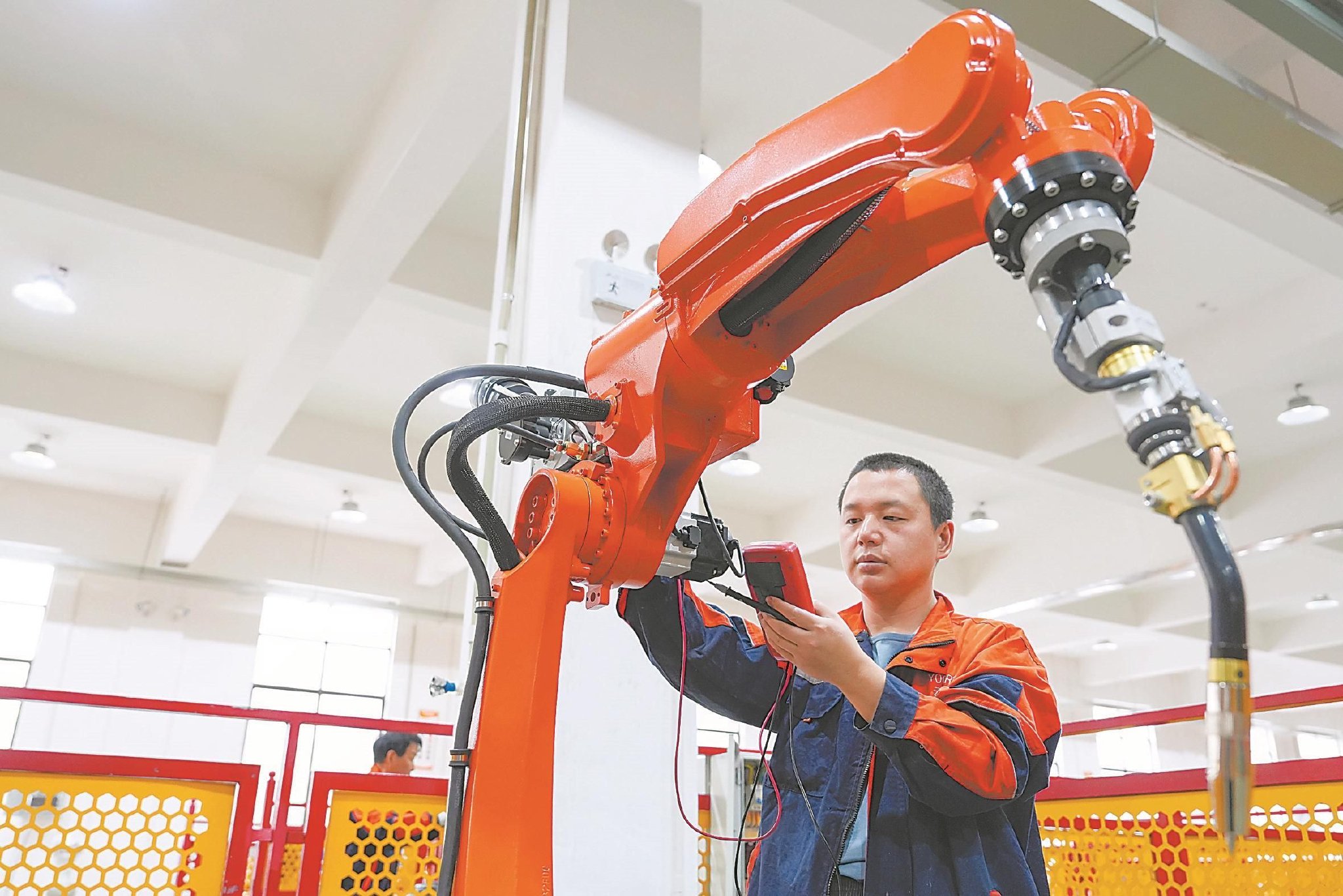 4月16日，安徽云华智能装备有限公司，技术人员在调试工业机器人。本报记者 范柏文 摄