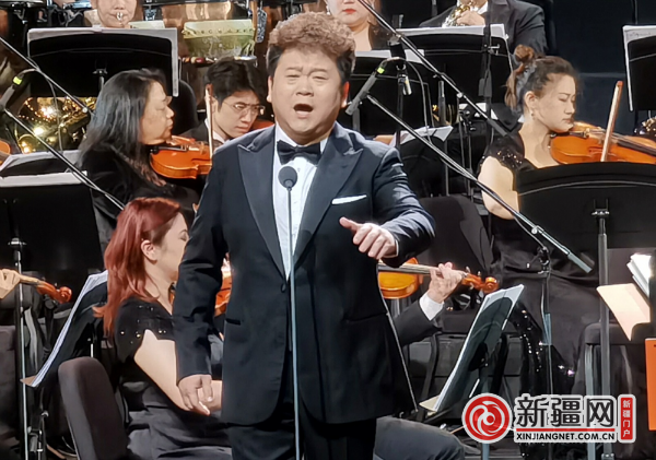 中国音乐学院男高音歌唱家薛皓垠演唱《怀念战友》，高吭浑厚的嗓音极具感染力