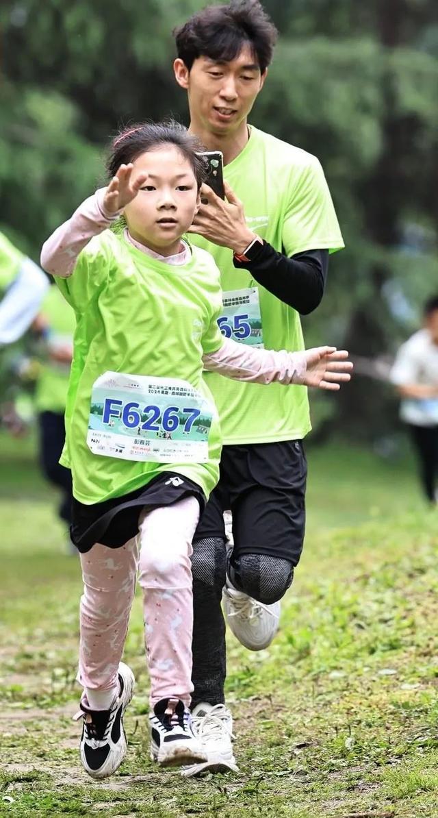 森林越野马拉松亲子组共绘欢乐画卷
