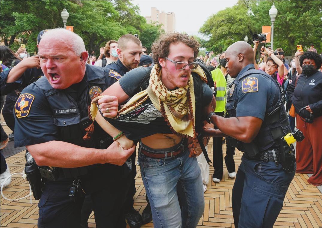 4月24日，在美国奥斯汀的得克萨斯大学，警察逮捕一名示威者。 新华社发