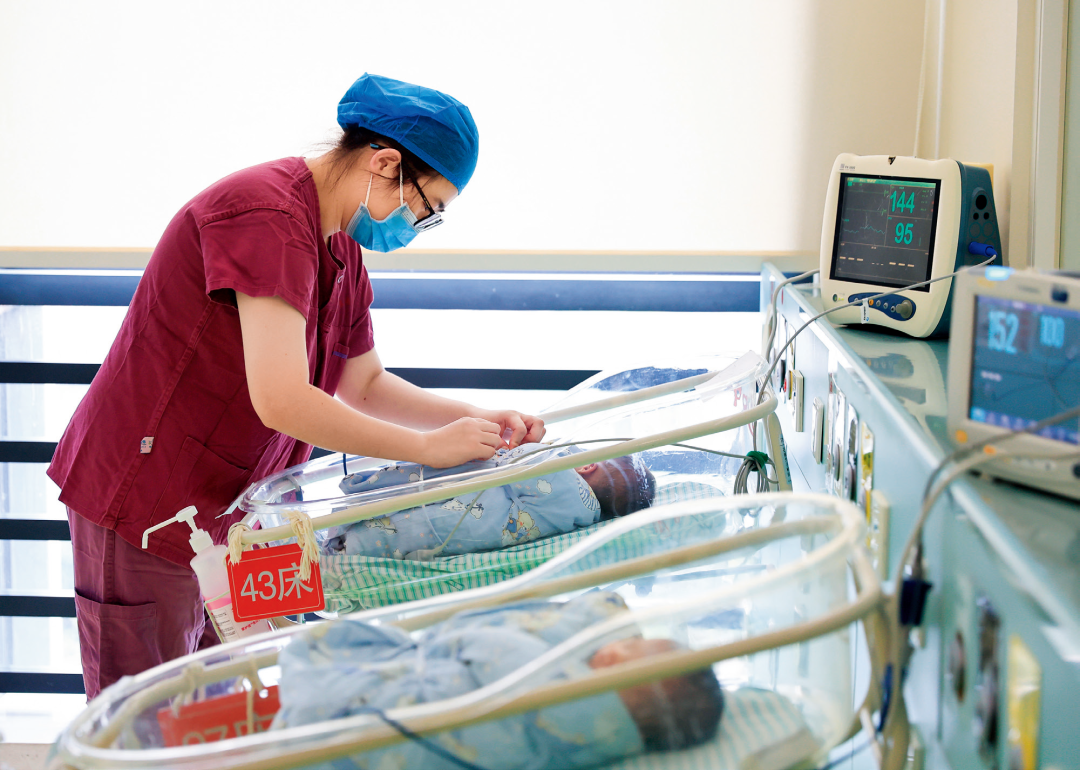 在江苏省妇幼保健院，护士在护理新生儿（2023年9月30日摄）苏阳摄/本刊
