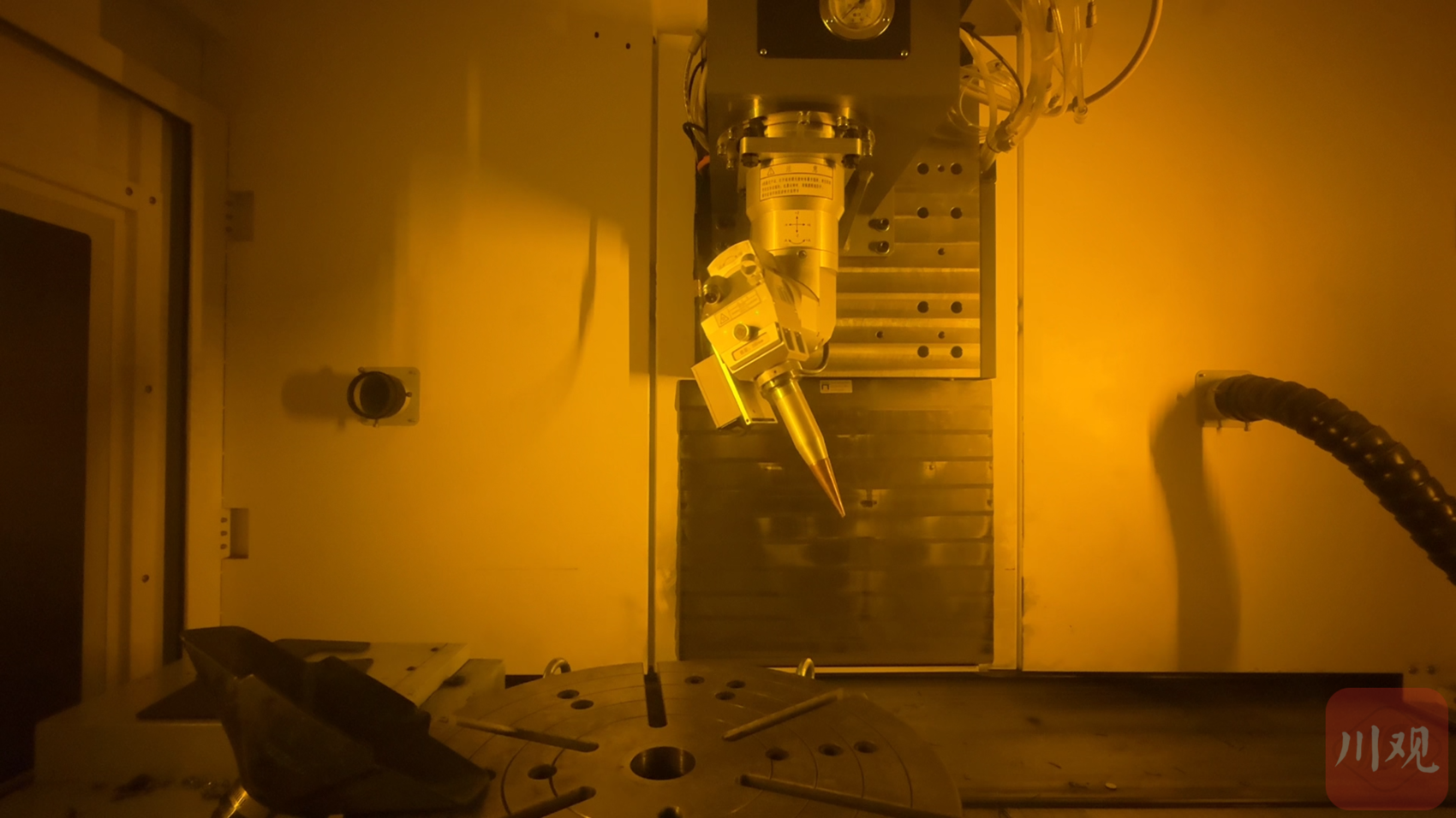中科微精利用飞秒激光进行精细加工切割。