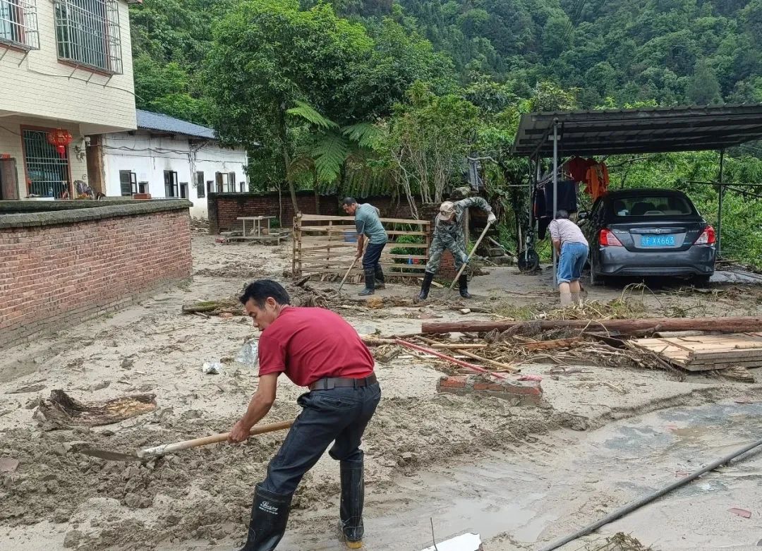 王屋坝村发生塌方后，立即组织人员转移，并简单清理现场。