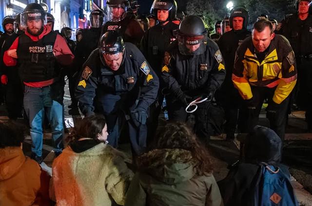 25日，波士顿警察在爱默生学院逮捕抗议学生。
