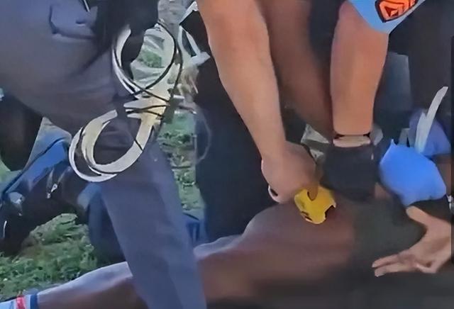 在佐治亚州埃默里大学，警方在逮捕行动中对一名被压倒在地的男子使用了电击枪。