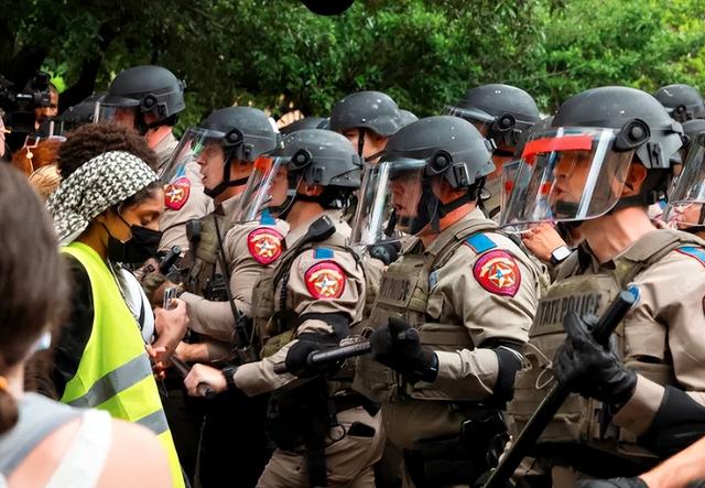 24日，警察在得州大学奥斯汀分校驱赶抗议人群。