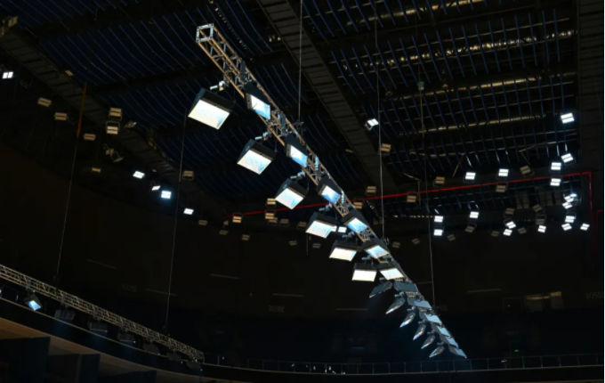 ▲针对羽毛球国际赛事标准装备的照明灯光设备 图源：红星新闻