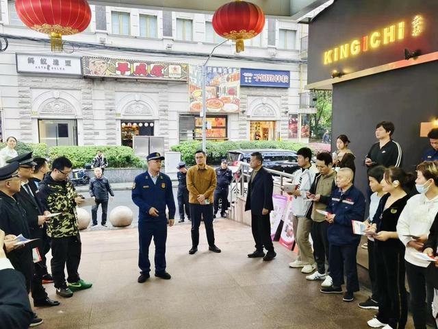 文明一线牵丨以"演"筑防,南京东路街道开展小商品市场