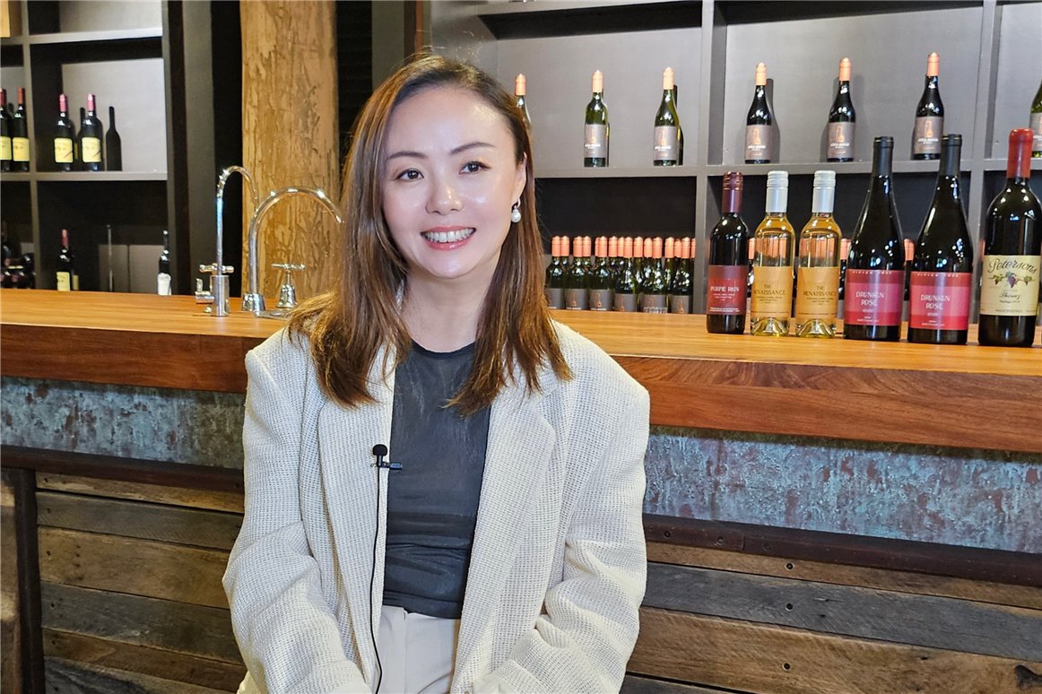 图片说明：澳大利亚葡萄酒品牌Vivien Rose创始人冯锐君接受记者采访。（李晓渝摄）