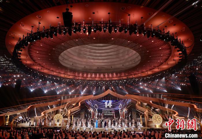 4月26日晚，第十四届北京国际电影节闭幕式暨“天坛奖”颁奖典礼在北京举行。图为颁奖典礼现场。　记者 易海菲 摄