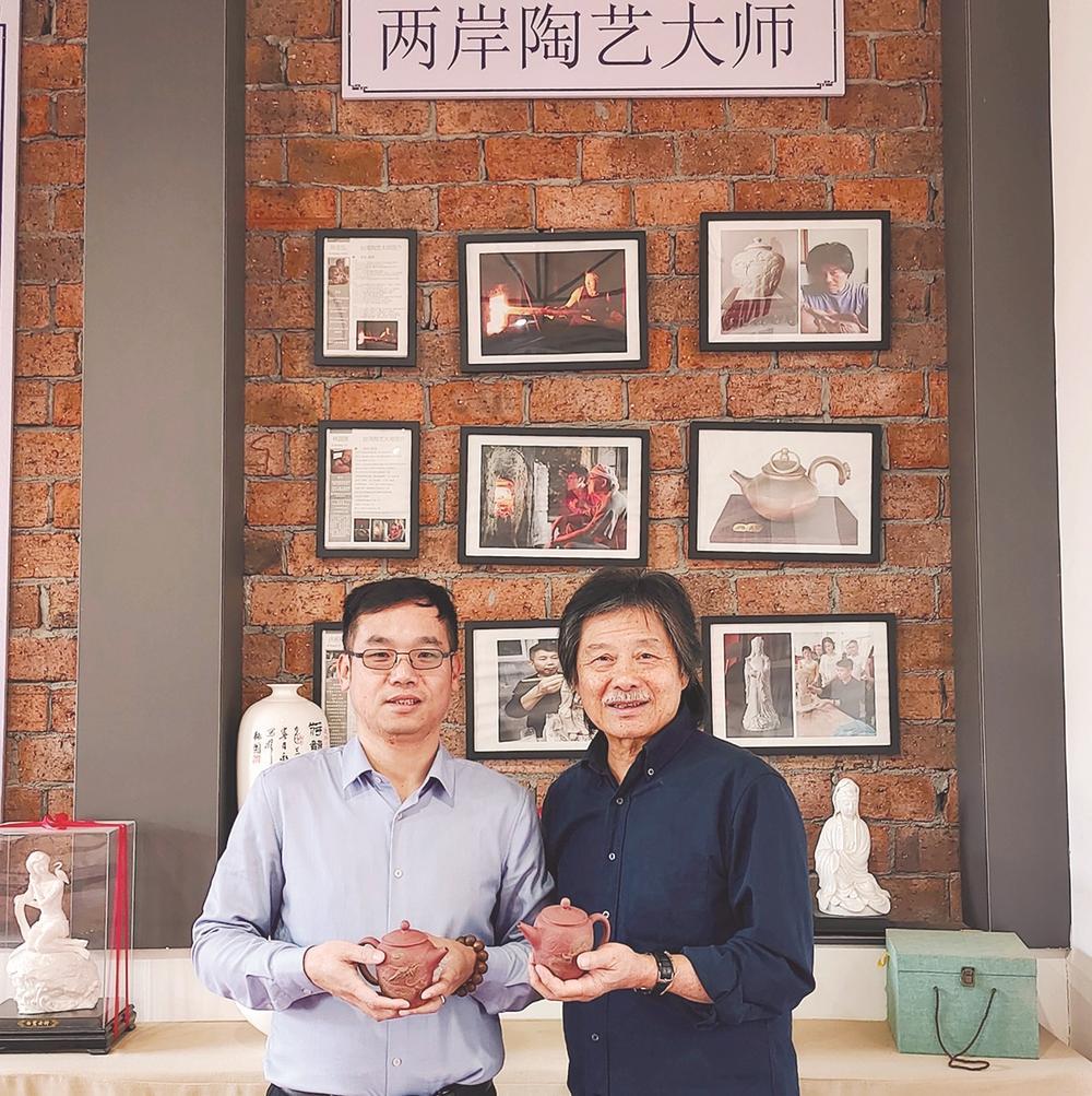 台湾陶艺师陈志弘（右）在厦门创作龙文化陶艺作品。受访者供图