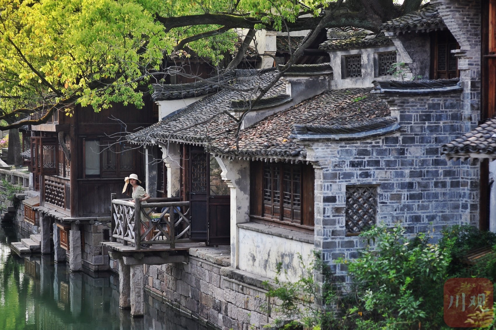 推窗即江南，江南水乡的诗意都沁润在了古镇的每个角落。