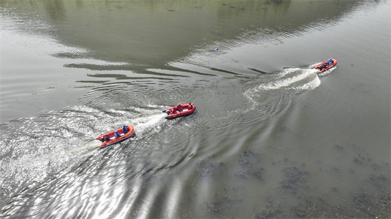 4月25日，救援人员在遵化市沙河参加水上救援演练（无人机照片）。新华社发（刘满仓摄）