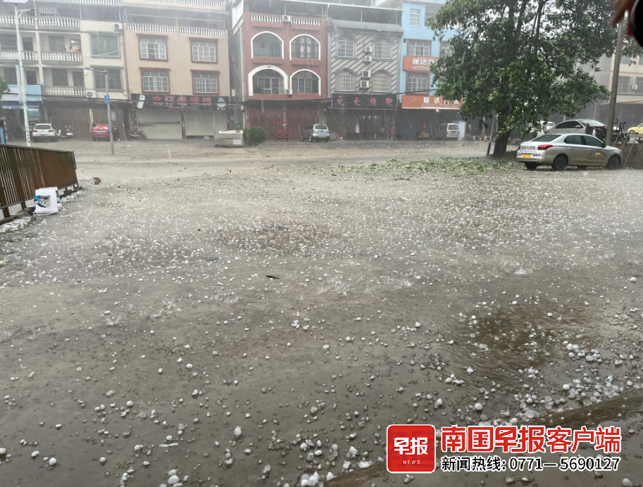 4月27日下午6时50分左右，南宁市西乡塘区双定镇下起了冰雹。网友陈女士供图