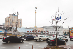 车辆从乌克兰基辅独立广场旁驶过.