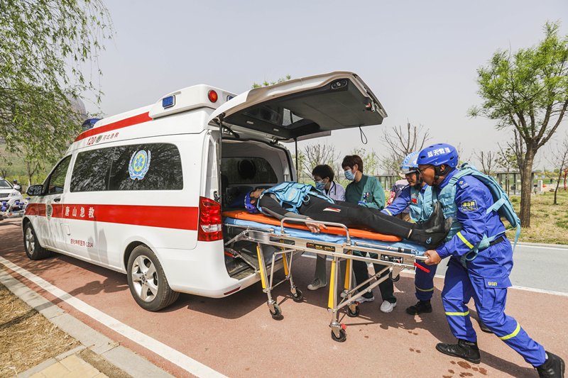 4月25日，救援人员在遵化市沙河水上救援演练中将“伤员”送上急救车。新华社发（刘满仓摄）