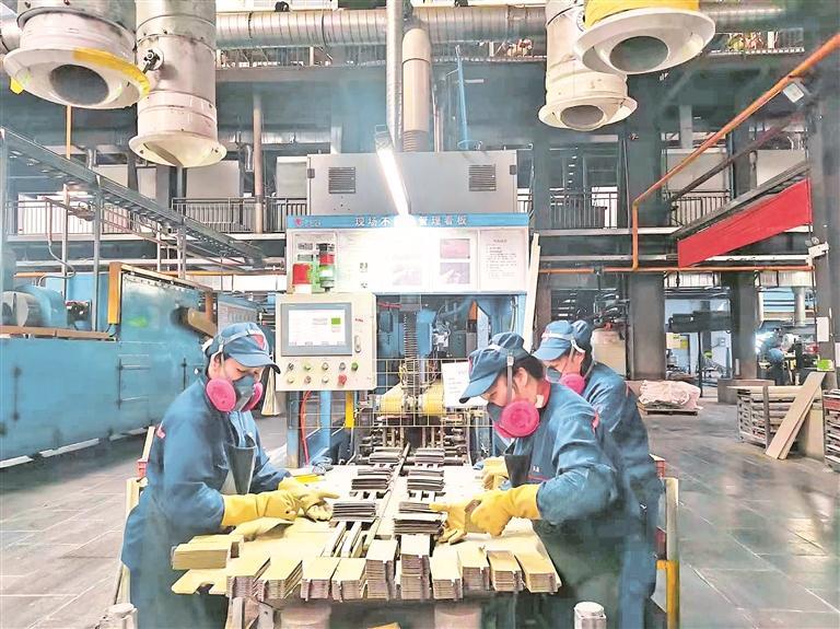 天能集团贵州公司生产车间工人正在进行新能源电池极板收片生产。 贵州日报天眼新闻记者 张秀云 摄