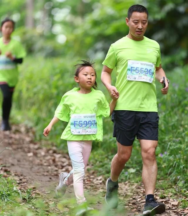 森林越野马拉松亲子组共绘欢乐画卷