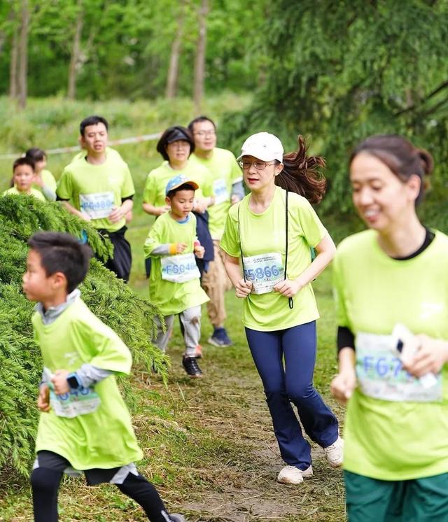 森林越野马拉松亲子组共绘欢乐画卷