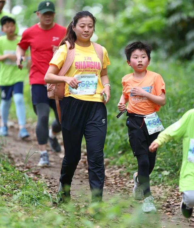 森林越野马拉松亲子组共绘欢乐画卷