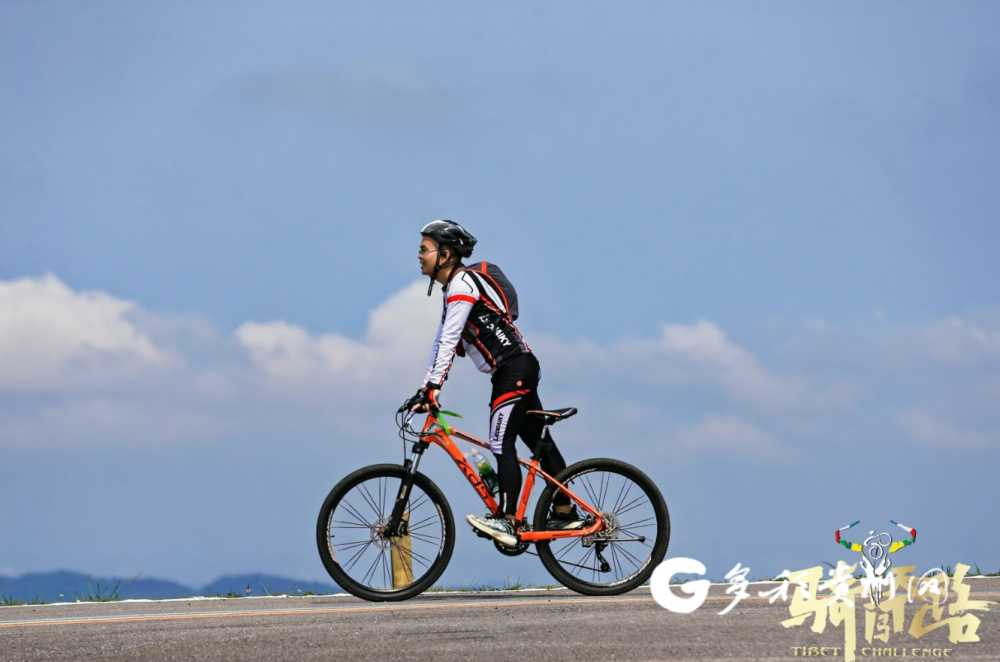 贵州黔南:500余名自行车爱好者穿越最美龙里