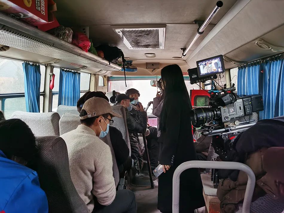 摄制组在中巴车上拍摄