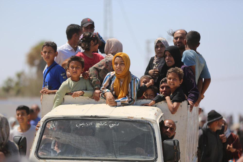 这是4月14日在加沙地带拉希德路中部路段拍摄的向北返家的人群。新华社发